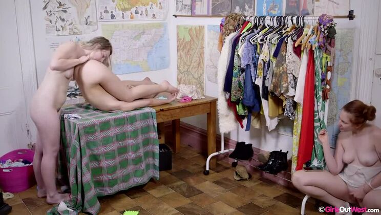 Brunettes by the Garage: Dusty & Mae's Fingering