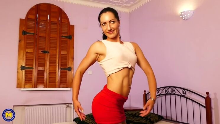 Hot mom Jessica plays with a huge toy!