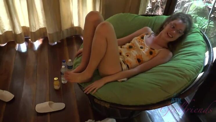 Elena Koshka’s outdoor BJ - Smoking hot amateur action