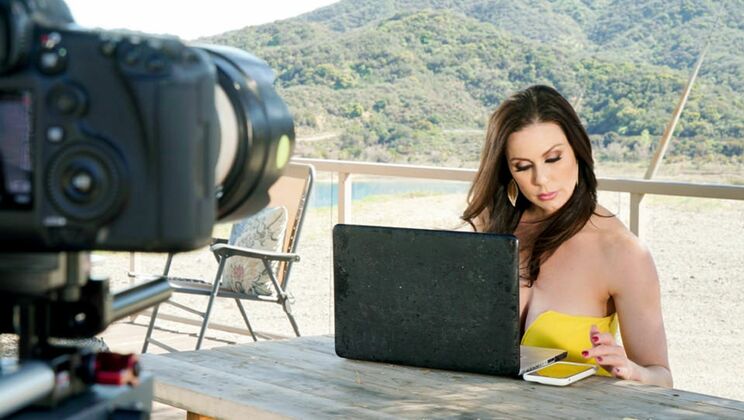[PrettyDirty] - Kendra Lust’s Juicy Curves in Repo Men BTS