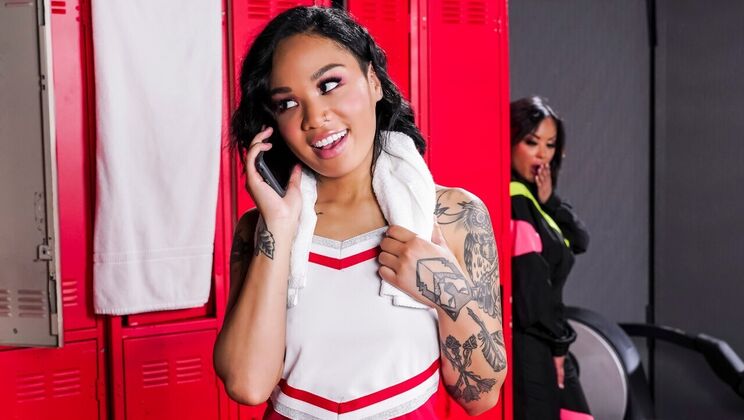 [Brazzers] - Lesbian Locker Room Action with Honey Gold - Honey Gold - Kaylani Lei