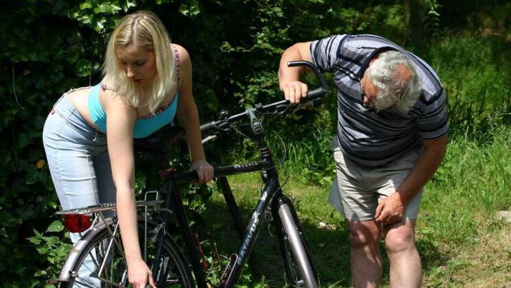 [Oldje] - Blowjob on the Cycle Path - Susan - Gustavo
