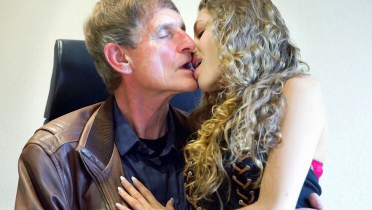 [Oldje] - Rebel Lynn's Deepthroat Skills on Display