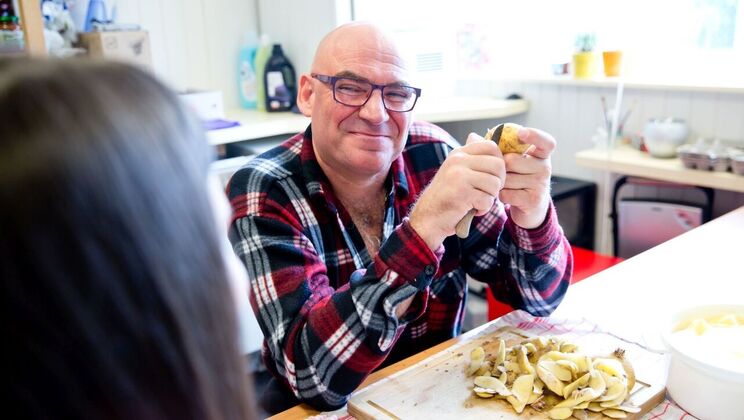 [Oldje] - Teenager Gives Old Cook a Handjob and Blowjob