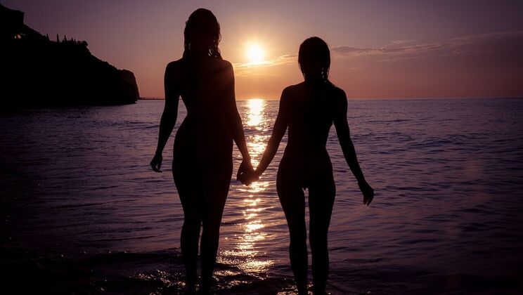 [Lesbea] - Sunrise Lesbian Beach Party - Lilu Moon - Honour May