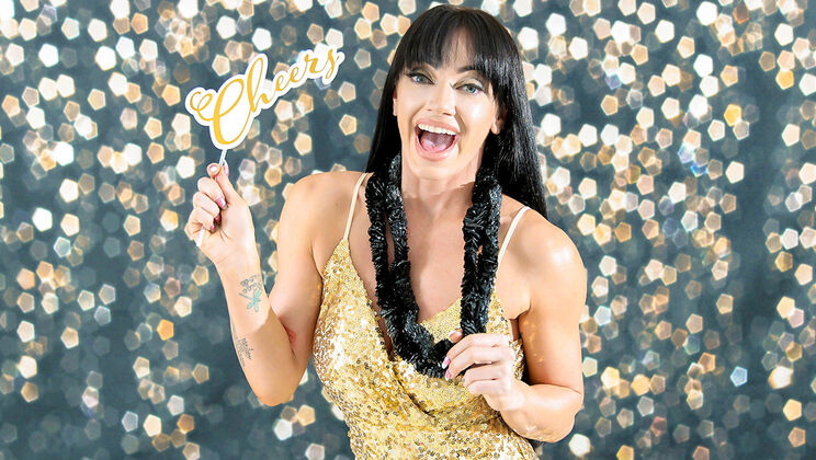 [GotMylf] - MILF Leila LaRocco Takes a Facial from Peter Green in New Decade - Peter Green - Leila LaRocco