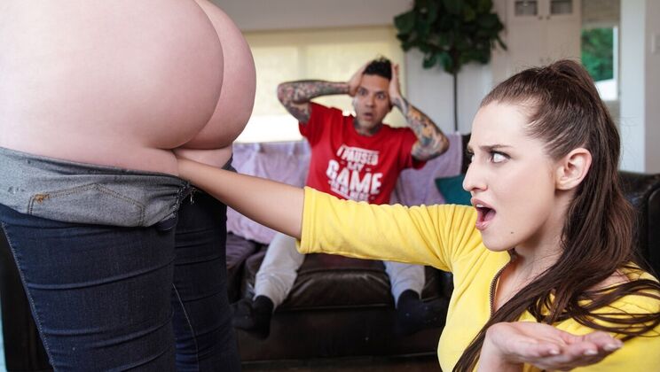 [Brazzers] - Tattooed Cutie Fists and Gets Fisted - Small Hands - Aubree Valentine - Abigaiil Morris