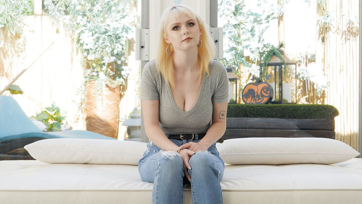 [CastingCouchHD] - Reverse Cowgirl with Carrie in Casting