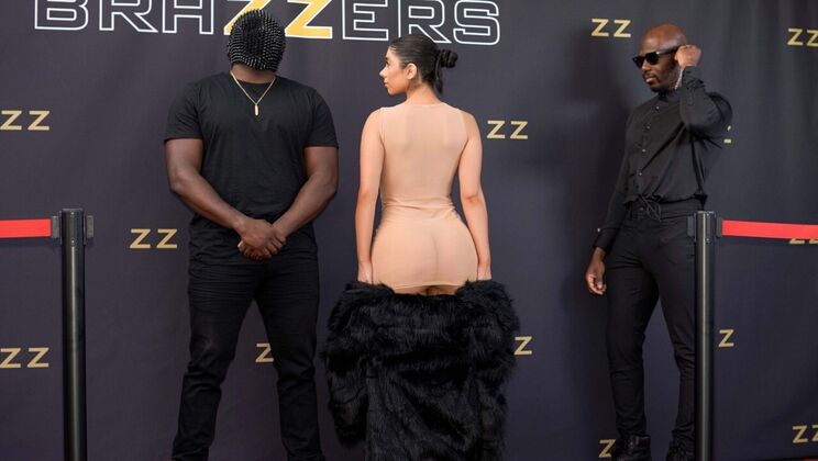 [Brazzers] - Violet Myers' Asshole Gets Pounded in Hot Interracial Scene - Violet Myers - Mannie Coco