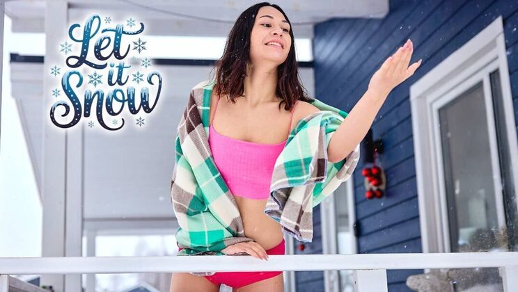 [ClubSweethearts] - Brunette Solo Action: Roxy Muray Outdoor in Winter - Roxy Muray